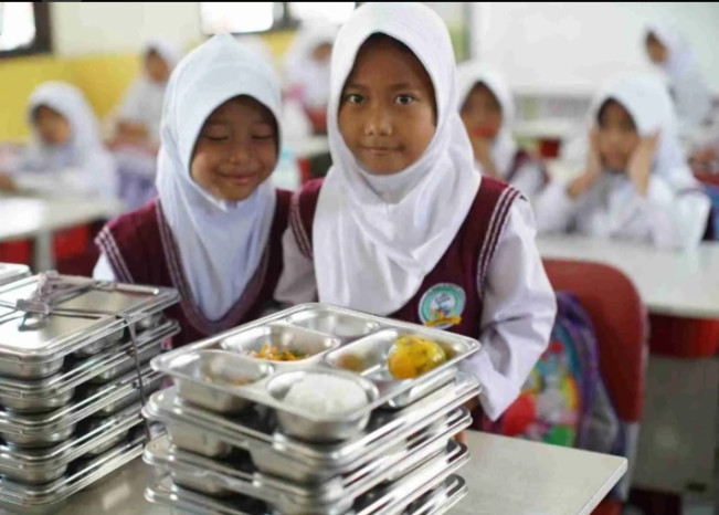 Ilustrasi program makan bergizi gratis (MBG) tuai polemik usai banyaknya kasus keracunan siswa di sejumlah daerah. [Int]